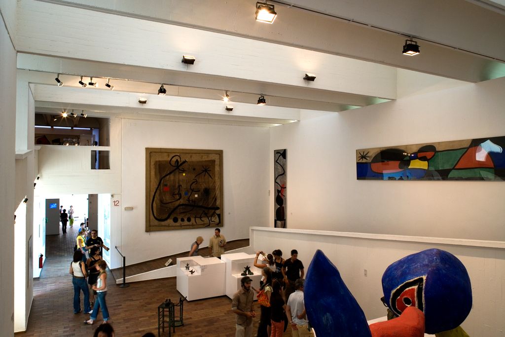 Sales de la Fundació Joan Miró amb obres de l'exposició permanent