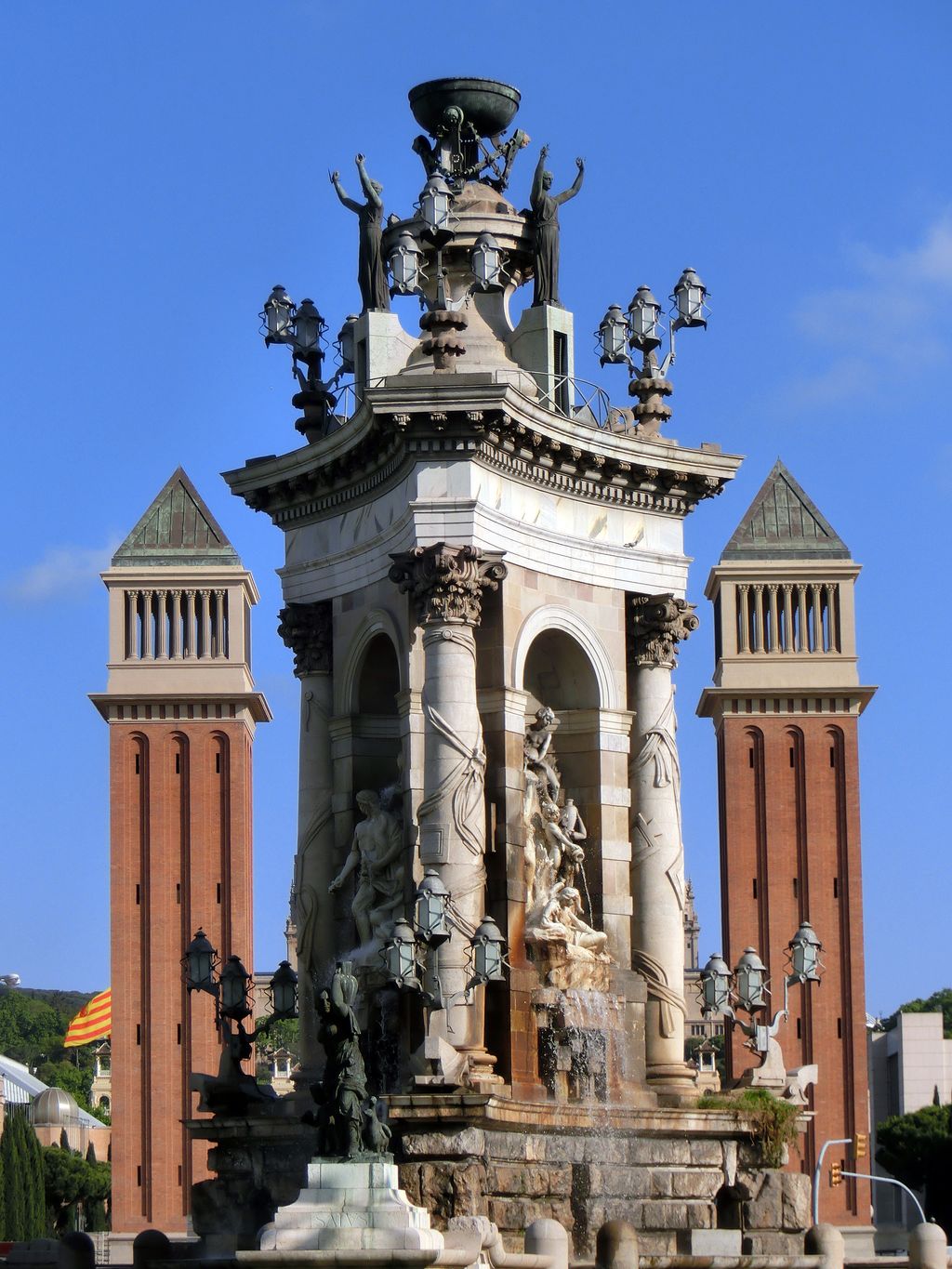 Plaça d'Espanya amb la Font dels Tres Mars de Josep Maria Jujol i les Torres Venecianes