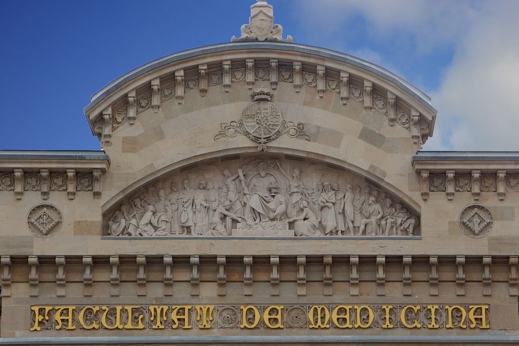 Facultat de Medicina de la Universitat de Barcelona. Frontó semicircular amb el grup escultòric que representa la història de la medicina