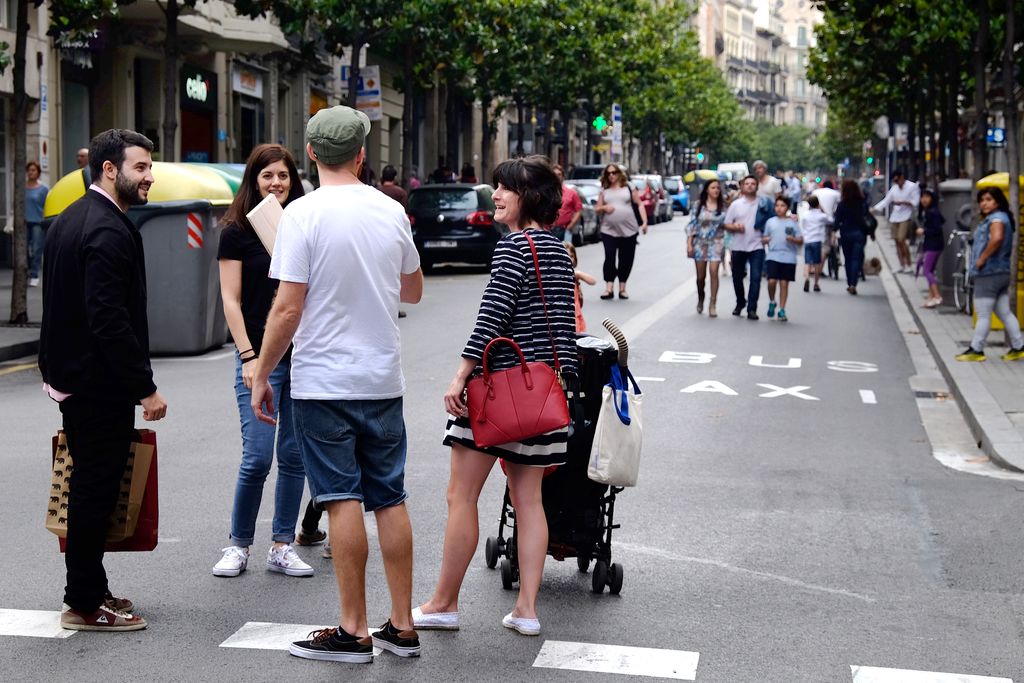 Gran de Gràcia de vianants. Persones passejant pel mig del carrer i conversant