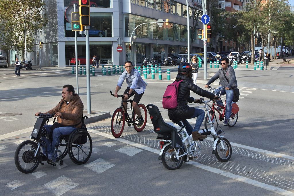 Avinguda Meridiana, tram central entre Glòries i el carrer de València. Bicicletes i cadira de rodes-tricicle