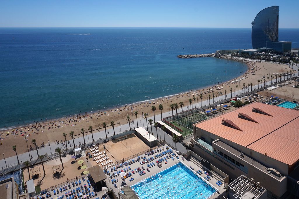 Piscines del Centre Esportiu Municipal de Sant Sebastià i platja de Sant Sebastià