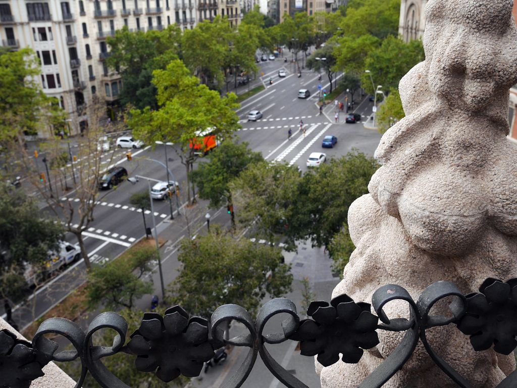 Casa de les Punxes. Avinguda Diagonal vista des de l'interior de la casa