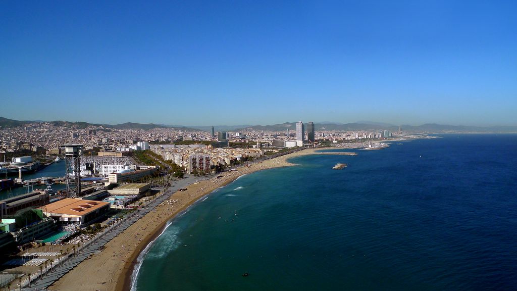 Vista panoràmica del litoral des de la platja de Sant Sebastià fins a Sant Adrià