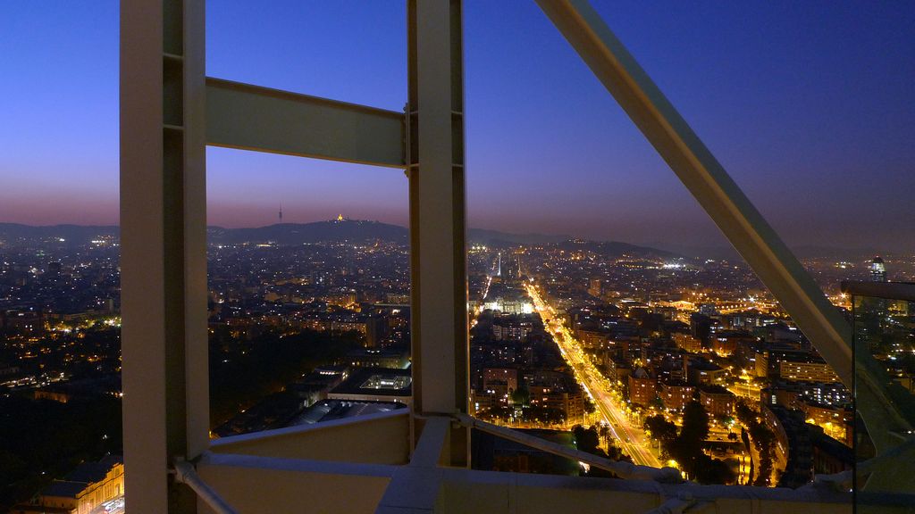 Vista parcial de l'Eixample de Barcelona del mar a la muntanya