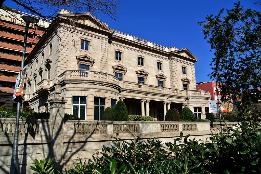 Plaça de la Reina Maria Cristina. Edifici