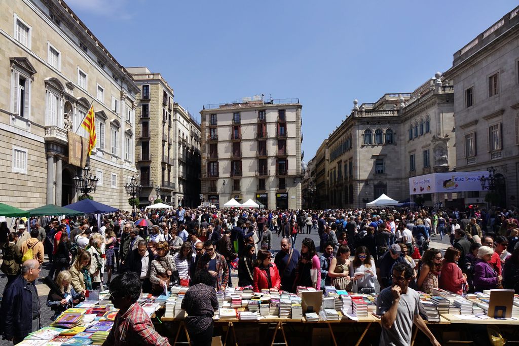 Diada de Sant Jordi 2016. Parades de llibres a la plaça de Sant Jaume
