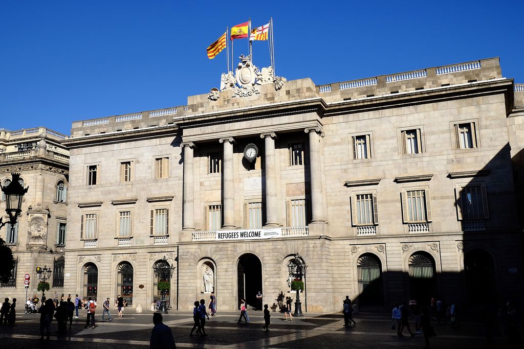 Façana de l'Ajuntament de Barcelona amb la pancarta "Refugees welcome"