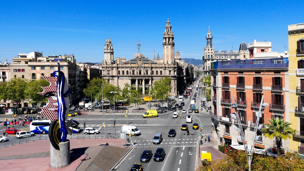 Vista aèria de la cruïlla de via Laietana amb el passeig de Colom, la plaça d'Antoni Maura i el pas de Sota Muralla