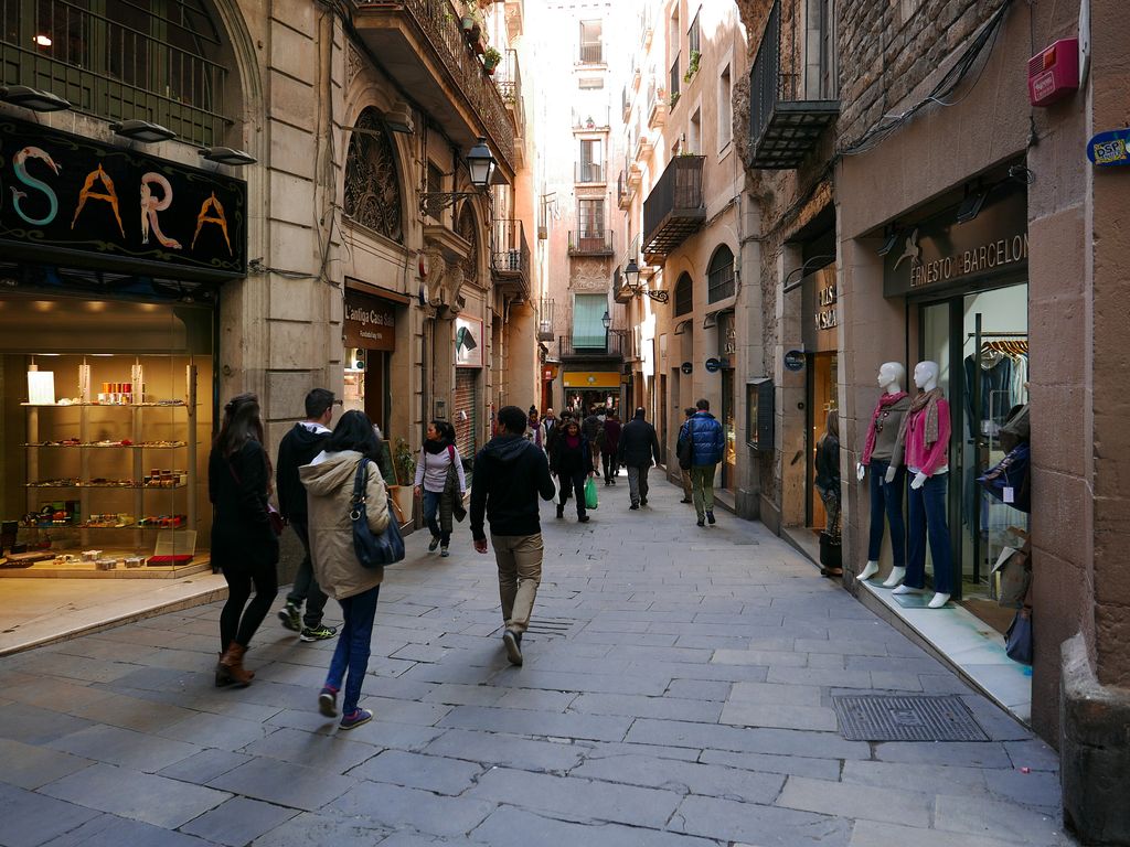 Carrer del Call. Comerços i vianants