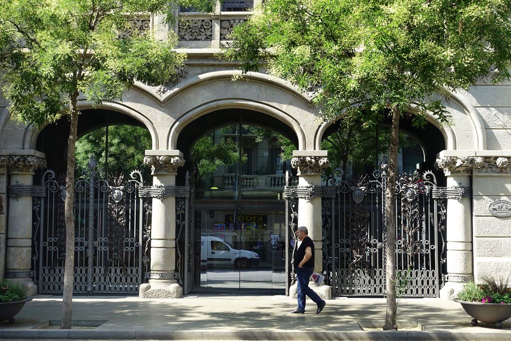 Seu del Consell de Districte de Sants-Montjuïc. Porta d'entrada