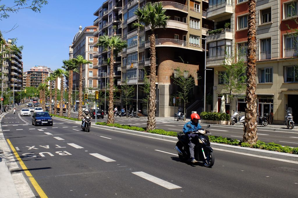 Ronda del General Mitre. Carril bus