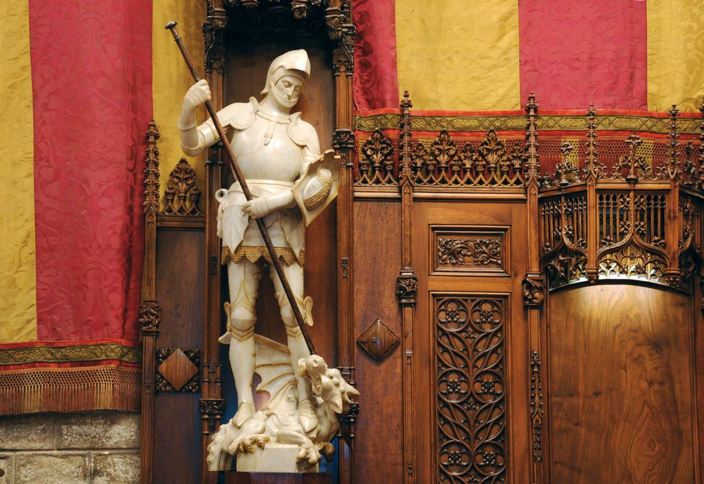 Saló de Cent. Cadirat i escultura de Sant Jordi de Manel Fuxà