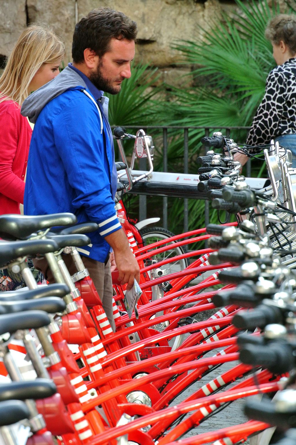 Bicing a la plaça de Ramon Berenguer el Gran