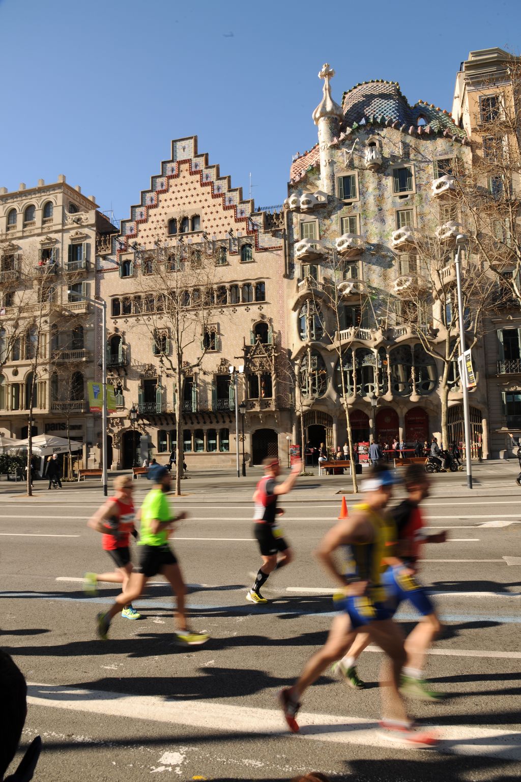 Marató de Barcelona 2015. Corredors passant per la Casa Batlló i la Casa Amatller