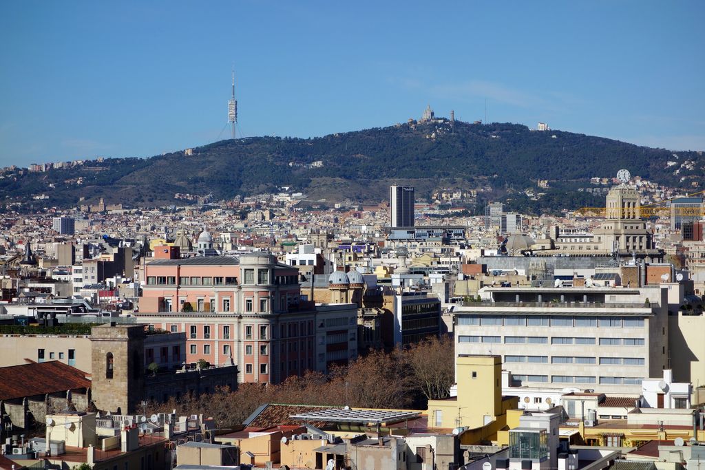 Vista parcial de Barcelona des de l'església del Pi direcció muntanya