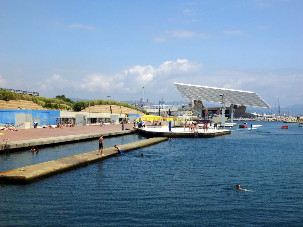 Platja del Fòrum. Banys Fòrum i placa fotovoltaica