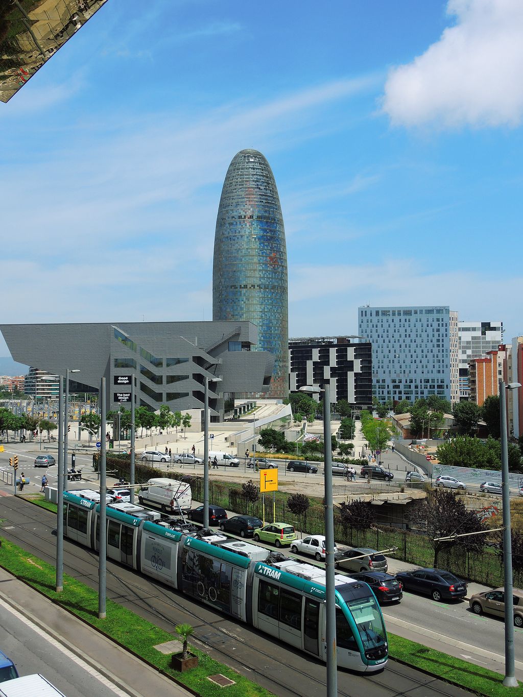 Plaça de les Glòries Catalanes vista des del Mercat dels Encants