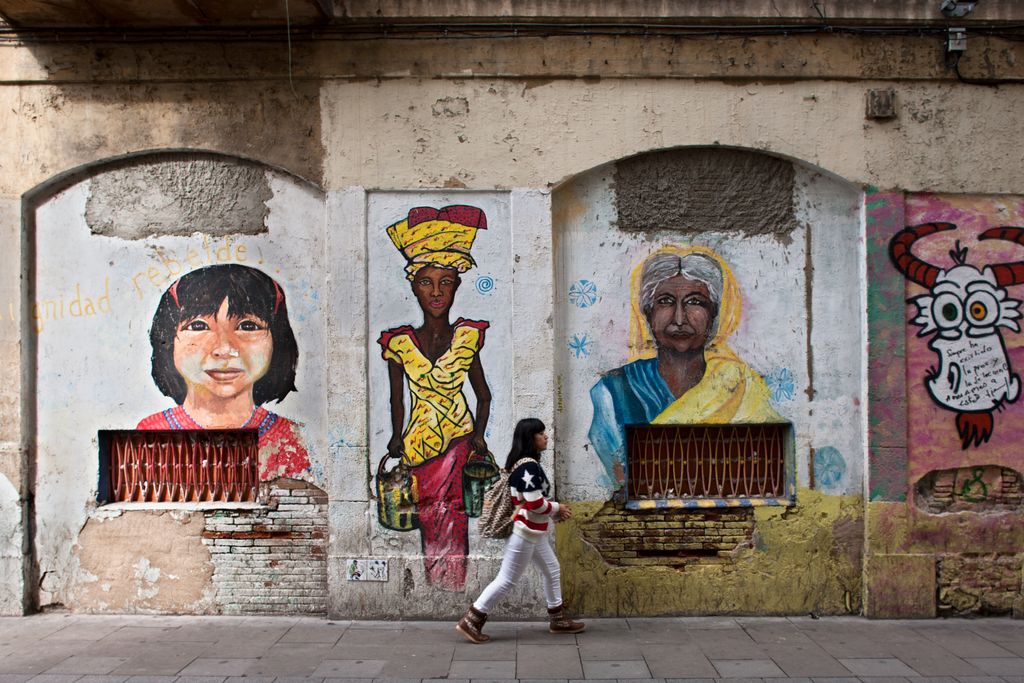 El Raval. Murals amb dones de diferents procedències