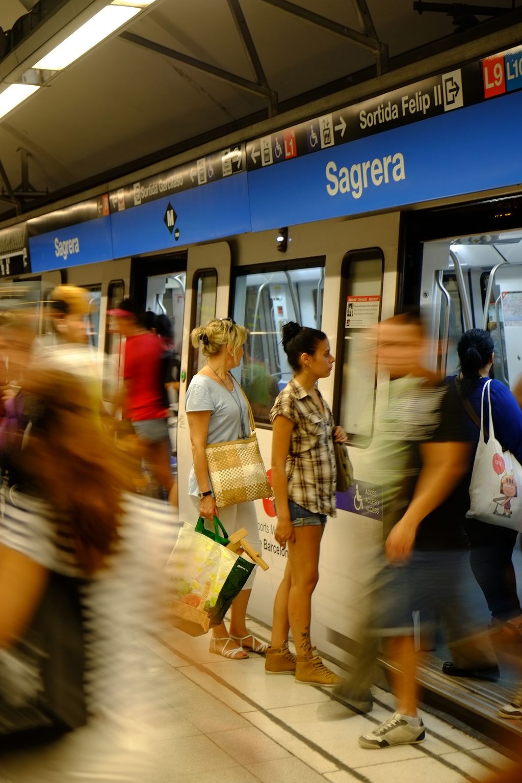 Estació de metro La Sagrera. Viatgers baixant del metro