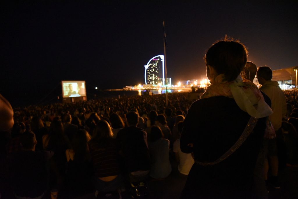 Cinema a la platja de Sant Sebastià a l'estiu