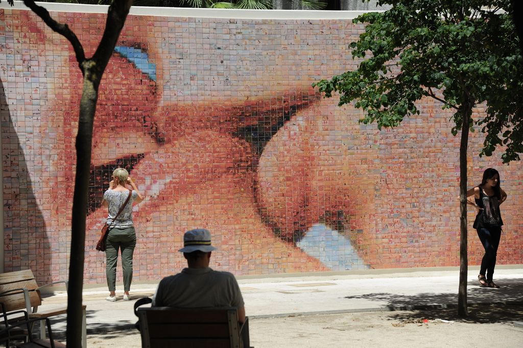 Fotomural "El món neix a cada besada" de Joan Fontcuberta a la plaça d'Isidre Nonell