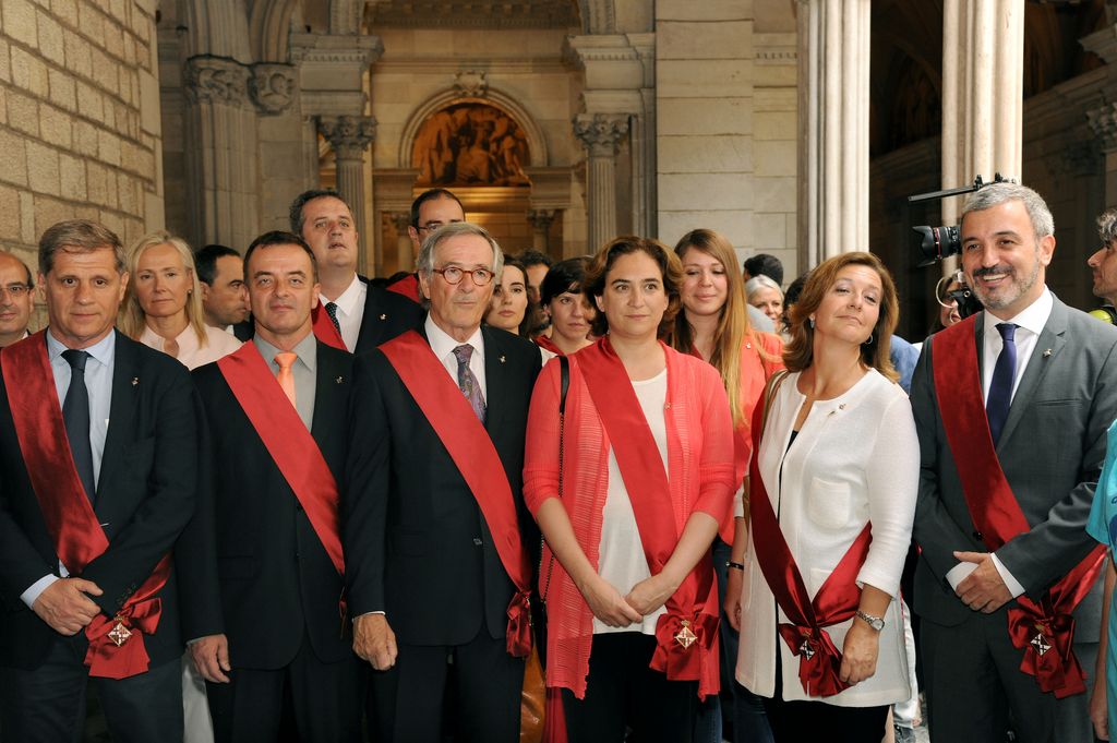 Sessió constitutiva de la corporació municipal. Fotografia de grup al pati