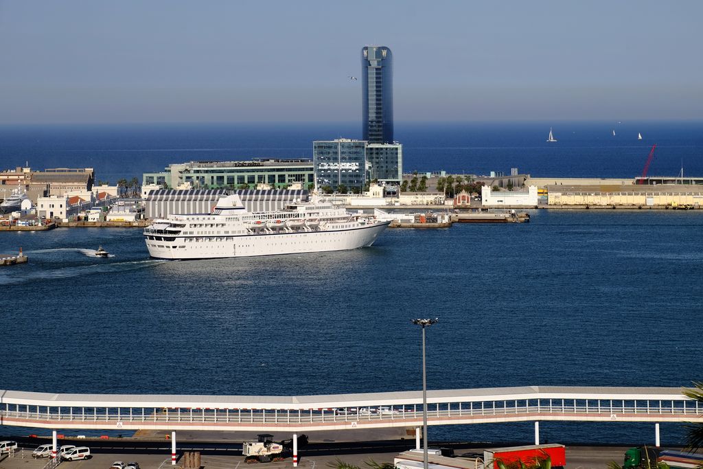 Port de Barcelona des del Mirador del Poble-sec. Creuers i Hotel W