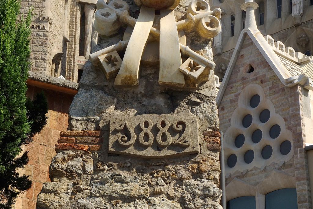 Sagrada Família. Placa amb l'any d'inici de l'obra