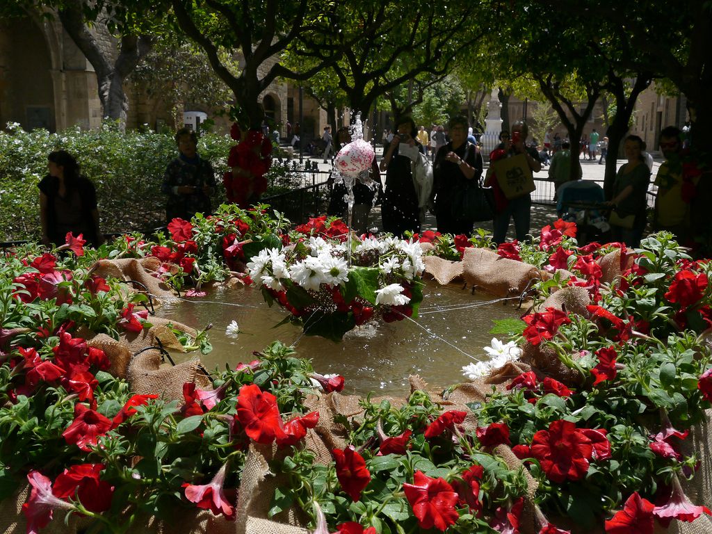 L'ou com balla als jardins de Rubió i Lluch. Font decorada amb l'ou ballant