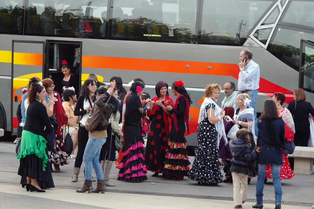 Fira d'Abril. Autobús amb dones vestides de sevillanes