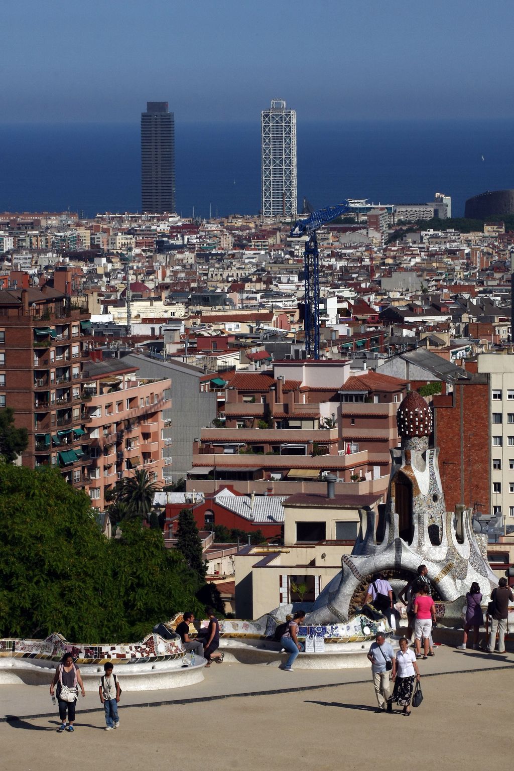 Park Güell. Vistes de la plaça de la Natura amb la Torre Mapfre i l'Hotel Arts al fons