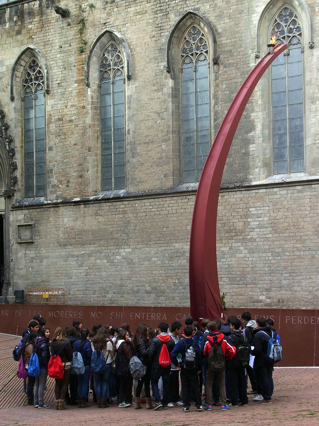 Fossar de les Moreres. Visita d'un grup escolar