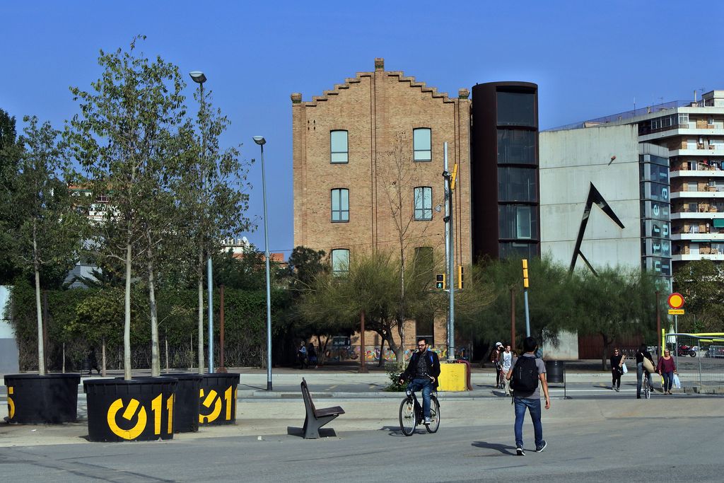 Avinguda Meridiana, tram central entre Glòries i el carrer de València. La Farinera del Clot