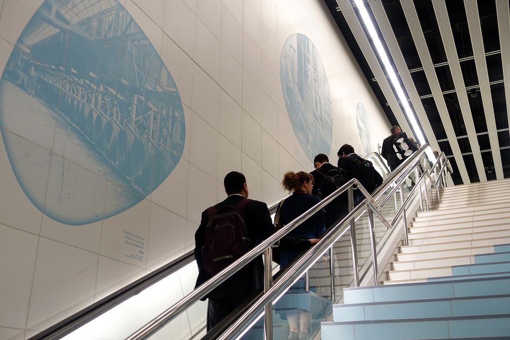 Línia 9 sud del metro, estació Zona Universitària. Escales mecàniques de les andanes al vestíbul