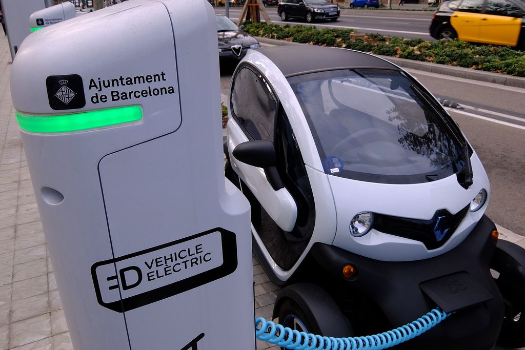 Punt de càrrega elèctrica a la Diagonal amb passeig de Gràcia