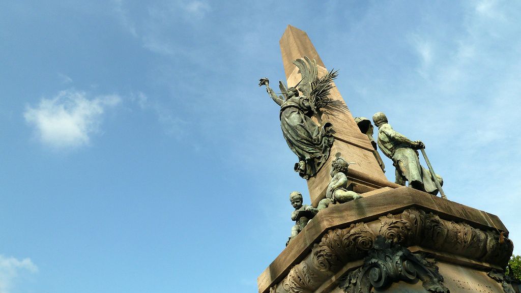 Monument a Rius i Taulet del passeig de Lluís Companys. Detall del grup escultòric