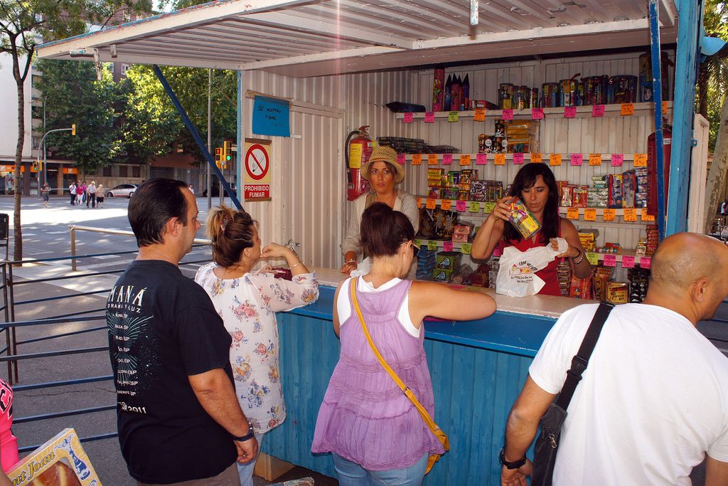 Revetlla de Sant Joan. Parada de venda de petards