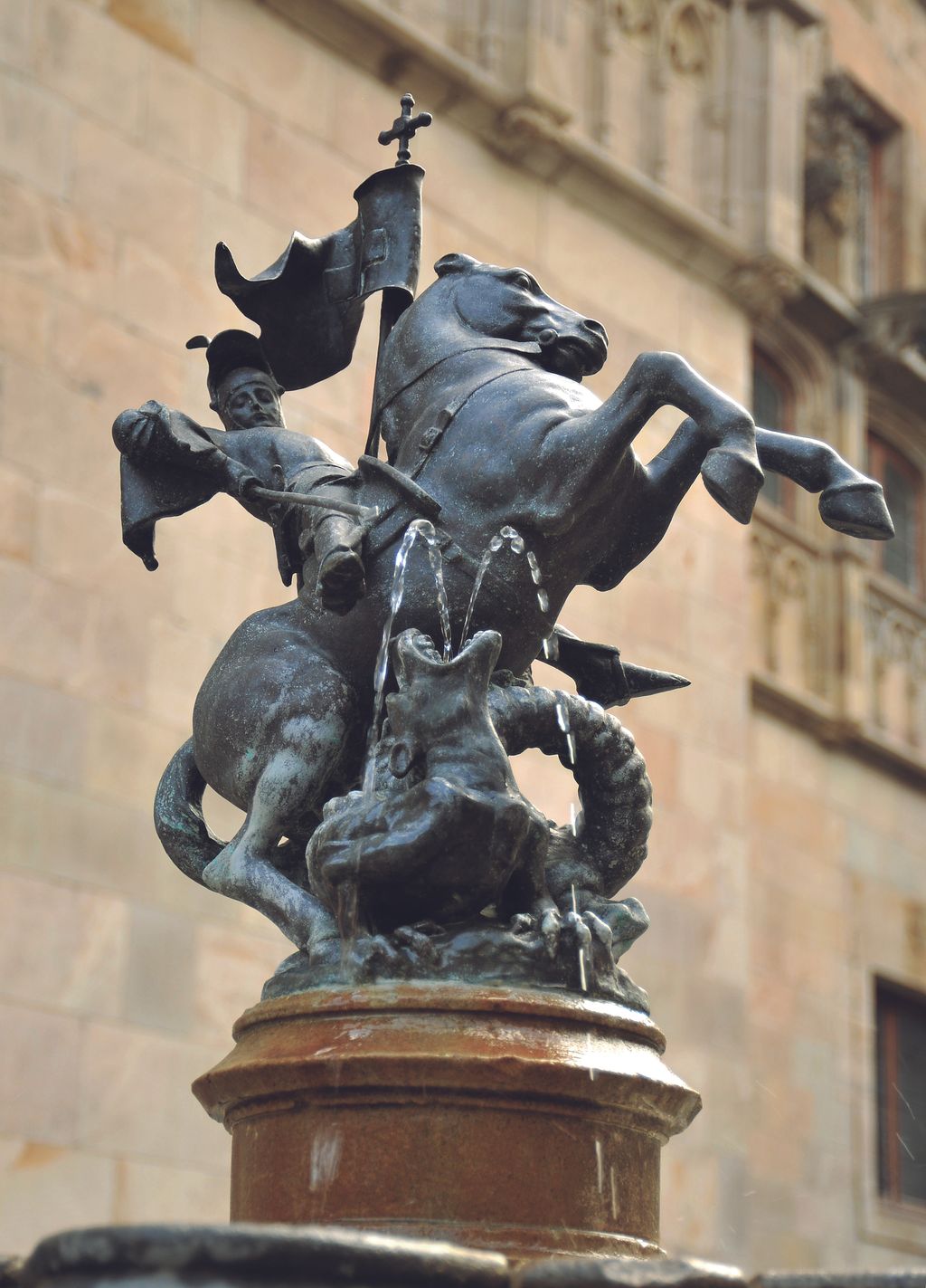 Escultura de Sant Jordi al Pati dels Tarongers del Palau de la Generalitat