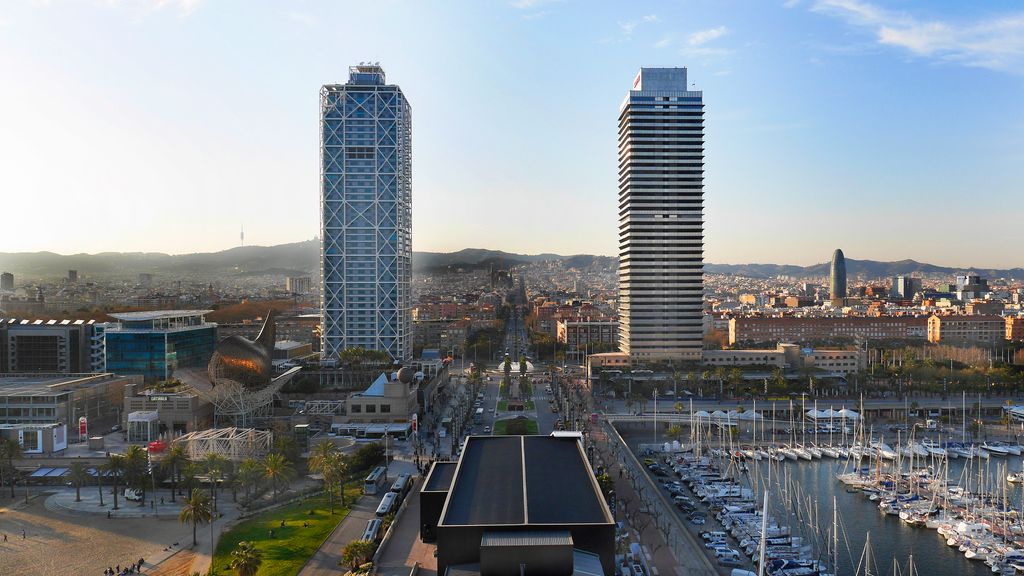 Port Olímpic amb l'eix del carrer de la Marina de mar a muntanya