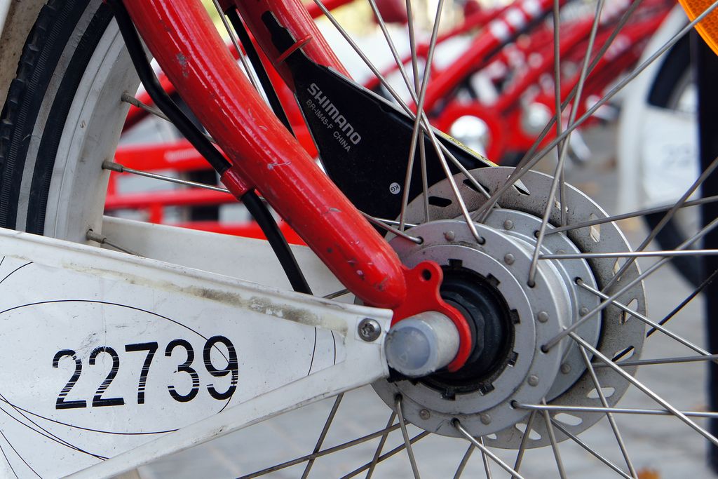 Número d'una bicicleta del Bicing a la plaça de Tetuan