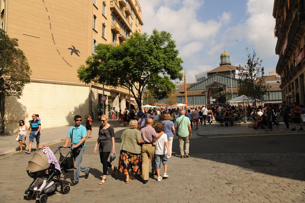 Mercè. Persones dirigint-se al Mercat del Born