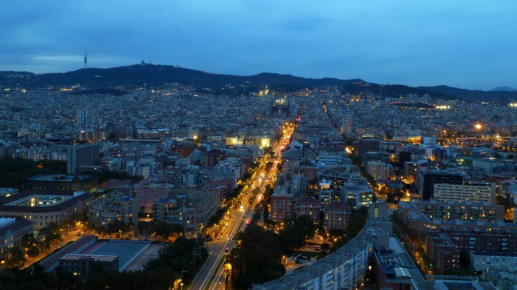Vista nocturna de Barcelona, seguint l'eix mar-muntanya i centrat en el carrer de la Marina