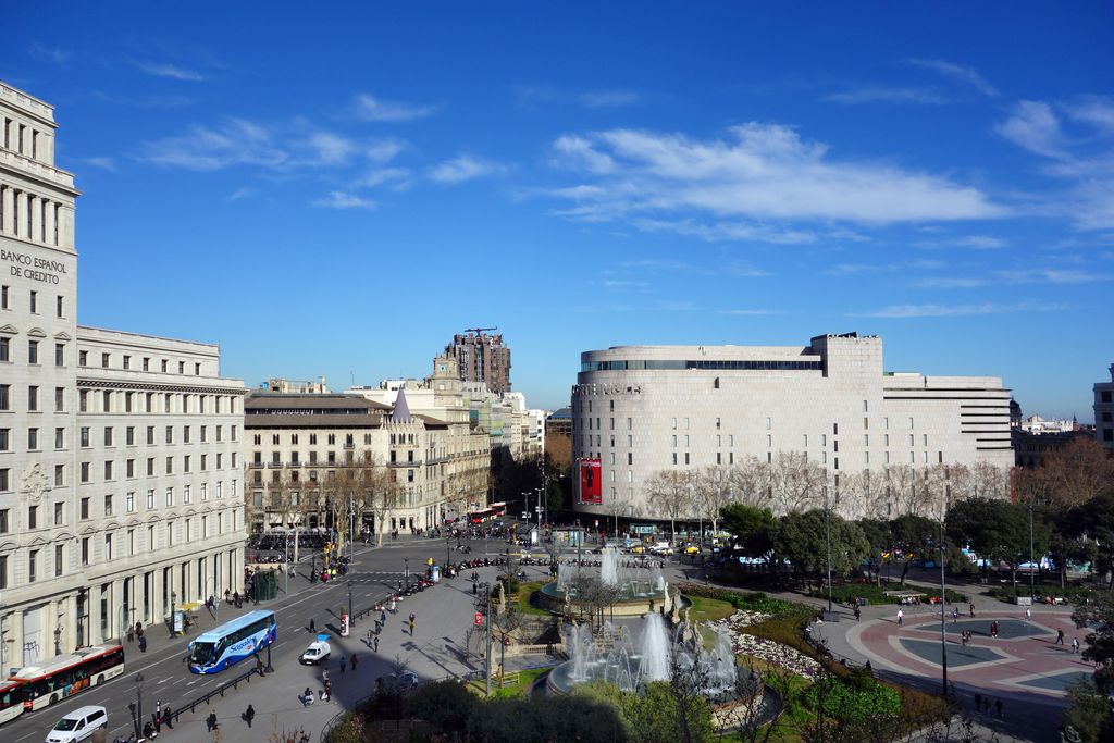 Plaça de Catalunya, ronda de la Universitat i edifici d'El Corte Inglés