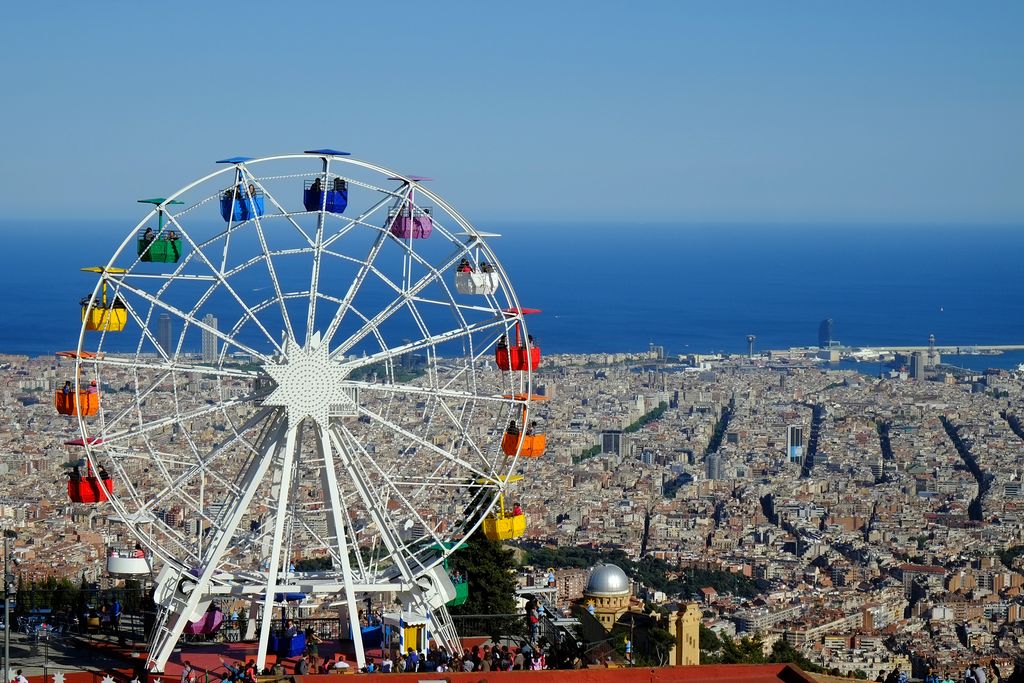 Parc d'Atraccions del Tibidabo amb la roda de fira Giradabo i vistes de Barcelona