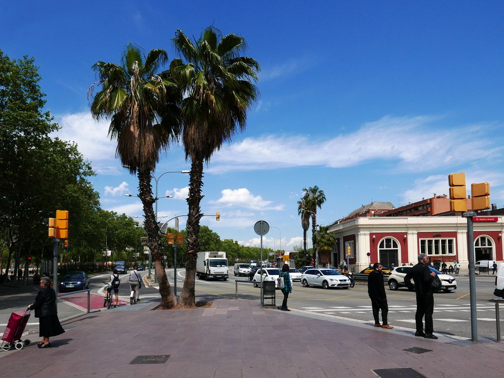 Avenida Meridiana con el paseo de Fabra i Puig. Estación de autobuses