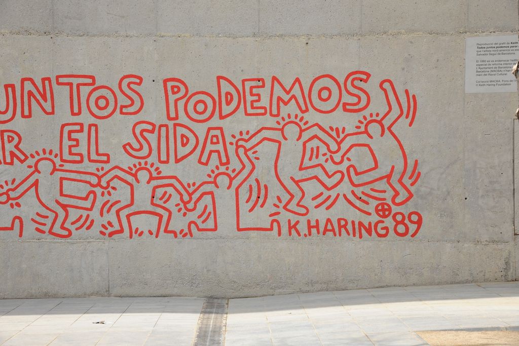 Mural contra la sida de Keith Haring. Fragment del lema "Todos juntos podemos parar el SIDA" i signatura