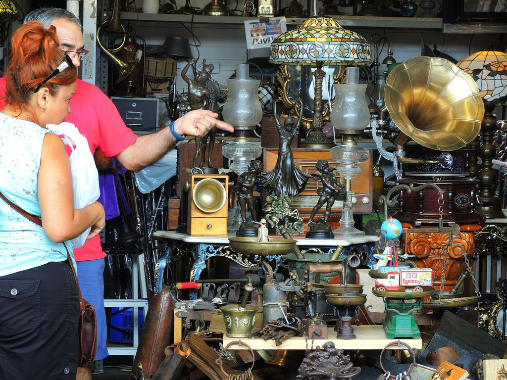 Mercat Encants Vells. Clients en una parada d'antiguitats