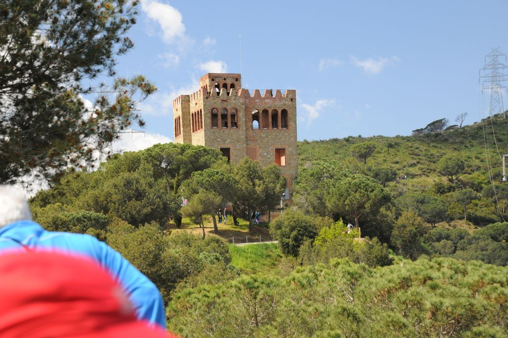 Torre Baró al replà del puig de les Roquetes