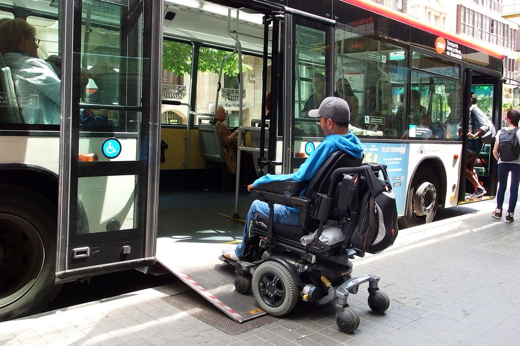 Persona con movilidad reducida subiendo a un autobús